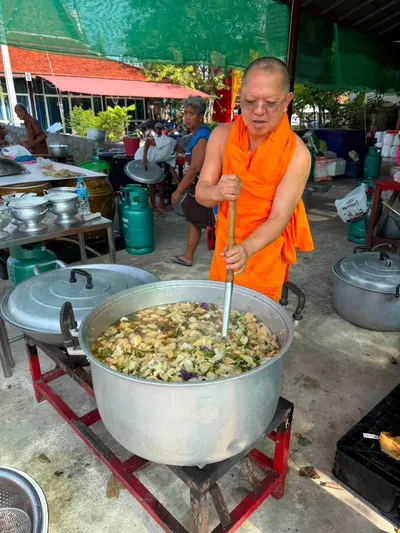 โรงครัวหลวงพ่ออิฏฐ์ วัดจุฬามณี ประกอบอาหารและส่งมอบสิ่งของช่วยผู้ประสบอุทกภัย ๕ ตุลาคม ๒๕๖๙