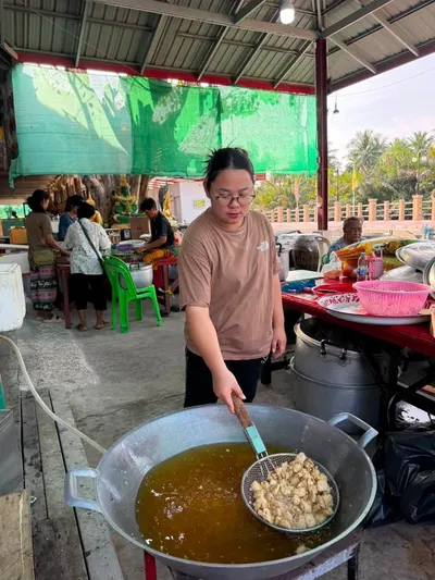 โรงครัวหลวงพ่ออิฏฐ์ วัดจุฬามณี ประกอบอาหารและส่งมอบสิ่งของช่วยผู้ประสบอุทกภัย ๕ ตุลาคม ๒๕๖๙