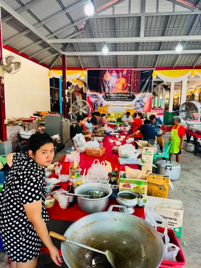 โรงครัวหลวงพ่ออิฏฐ์ วัดจุฬามณี ประกอบอาหารและส่งมอบแก่ผู้ประสบอุทกภัย ๔ ตุลาคม ๒๕๖๙