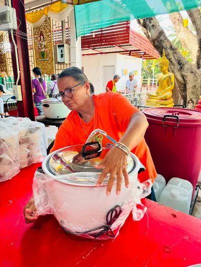 โรงครัวหลวงพ่ออิฏฐ์ วัดจุฬามณี ประกอบอาหารและส่งมอบแก่ผู้ประสบอุทกภัย ๔ ตุลาคม ๒๕๖๙