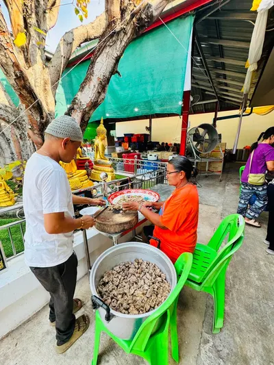 โรงครัวหลวงพ่ออิฏฐ์ วัดจุฬามณี ประกอบอาหารและส่งมอบแก่ผู้ประสบอุทกภัย ๔ ตุลาคม ๒๕๖๙