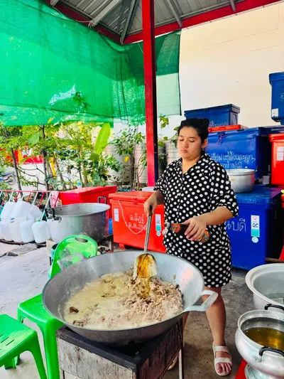 โรงครัวหลวงพ่ออิฏฐ์ วัดจุฬามณี ประกอบอาหารและส่งมอบแก่ผู้ประสบอุทกภัย ๔ ตุลาคม ๒๕๖๙