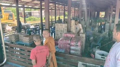 ส่งมอบข้าวสาร ไข่ไก่ น้ำปลา ขนม และน้ำดื่ม แก่โรงครัววัดสวนหลวง อำเภออัมพวา ๔ ตุลาคม ๒๕๖๙