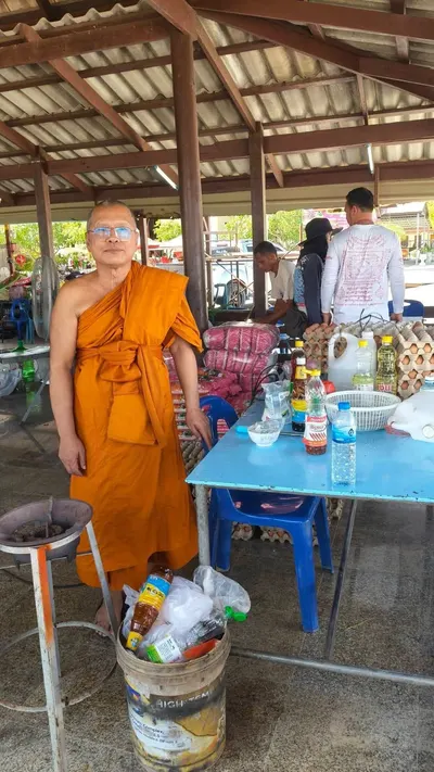 ส่งมอบข้าวสาร ไข่ไก่ น้ำปลา ขนม และน้ำดื่ม แก่โรงครัววัดสวนหลวง อำเภออัมพวา ๔ ตุลาคม ๒๕๖๙