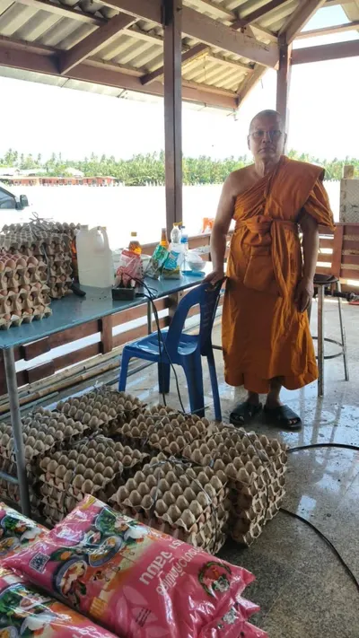 ส่งมอบข้าวสาร ไข่ไก่ น้ำปลา ขนม และน้ำดื่ม แก่โรงครัววัดสวนหลวง อำเภออัมพวา ๔ ตุลาคม ๒๕๖๙