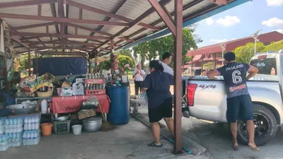 ส่งมอบข้าวสาร ไข่ไก่ น้ำปลา ขนม และน้ำดื่ม แก่โรงครัววัดสวนหลวง อำเภออัมพวา ๔ ตุลาคม ๒๕๖๙