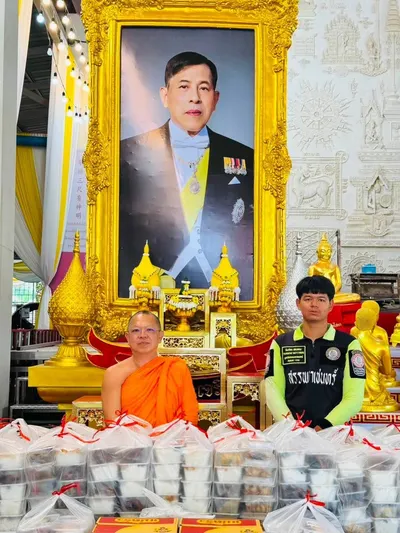 โรงครัวหลวงพ่ออิฏฐ์ วัดจุฬามณี ส่งมอบอาหารแก่ผู้ประสบอุทกภัย จังหวัดสมุทรสงคราม ๘ ตุลาคม ๒๕๖๙