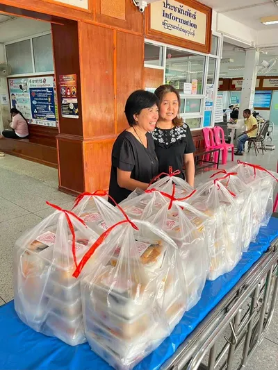 โรงครัวหลวงพ่ออิฏฐ์ วัดจุฬามณี ส่งมอบอาหารแก่ผู้ประสบอุทกภัย จังหวัดสมุทรสงคราม ๘ ตุลาคม ๒๕๖๙