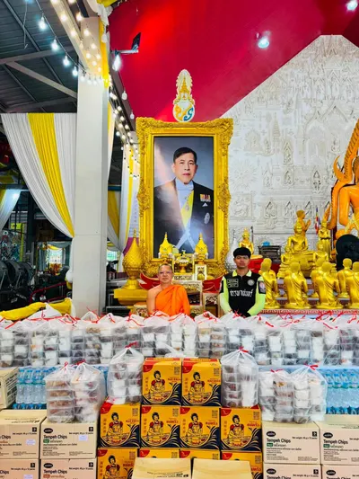โรงครัวหลวงพ่ออิฏฐ์ วัดจุฬามณี ส่งมอบอาหารแก่ผู้ประสบอุทกภัย จังหวัดสมุทรสงคราม ๘ ตุลาคม ๒๕๖๙