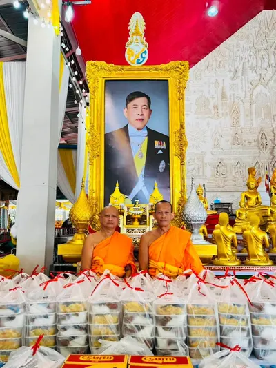 โรงครัวหลวงพ่ออิฏฐ์ วัดจุฬามณี ประกอบอาหารช่วยผู้ประสบอุทกภัย ๙ ตุลาคม ๒๕๖๙
