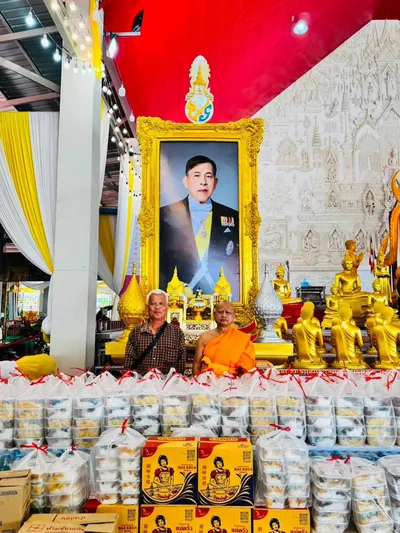 โรงครัวหลวงพ่ออิฏฐ์ วัดจุฬามณี ประกอบอาหารช่วยผู้ประสบอุทกภัย ๙ ตุลาคม ๒๕๖๙