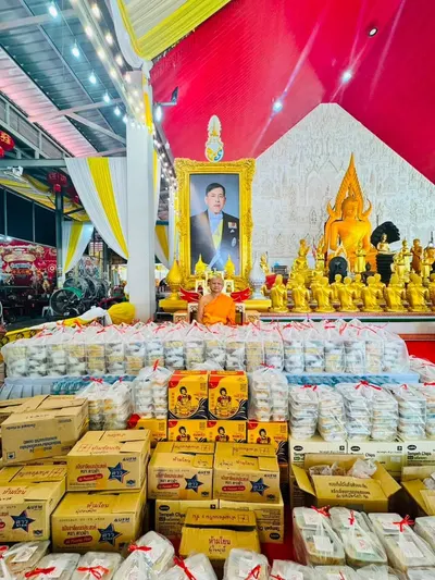 โรงครัวหลวงพ่ออิฏฐ์ วัดจุฬามณี ประกอบอาหารช่วยผู้ประสบอุทกภัย ๙ ตุลาคม ๒๕๖๙