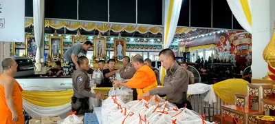โรงครัวหลวงพ่ออิฏฐ์ วัดจุฬามณี ประกอบอาหารช่วยผู้ประสบอุทกภัย ๙ ตุลาคม ๒๕๖๙