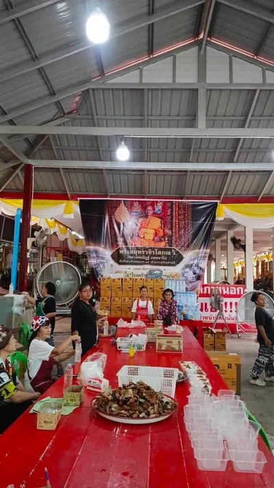 โรงครัวหลวงพ่ออิฏฐ์ วัดจุฬามณี ประกอบอาหารช่วยผู้ประสบอุทกภัย ๙ ตุลาคม ๒๕๖๙
