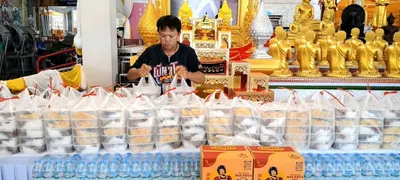 โรงครัวหลวงพ่ออิฏฐ์ วัดจุฬามณี ประกอบอาหารช่วยผู้ประสบอุทกภัย ๙ ตุลาคม ๒๕๖๙
