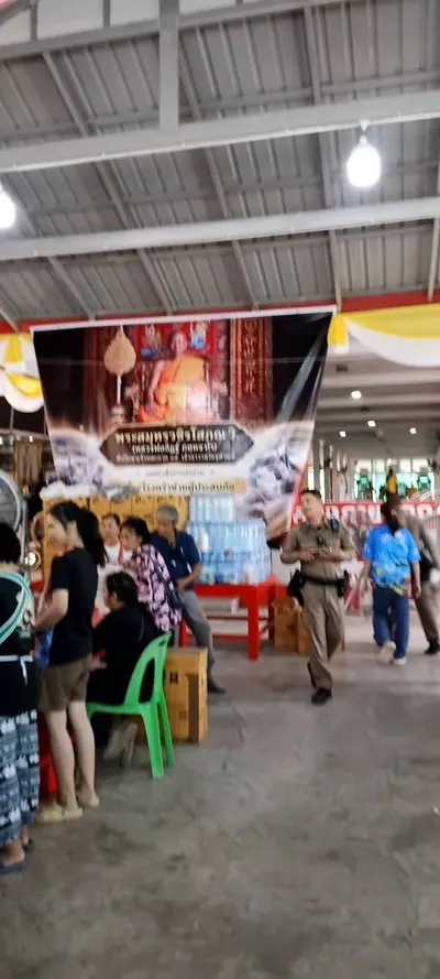 โรงครัวหลวงพ่ออิฏฐ์ วัดจุฬามณี ประกอบอาหารช่วยผู้ประสบอุทกภัย ๙ ตุลาคม ๒๕๖๙