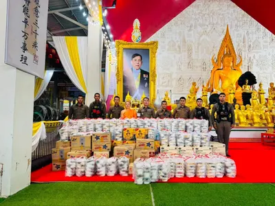 โรงครัวหลวงพ่ออิฏฐ์ วัดจุฬามณี ประกอบอาหารช่วยผู้ประสบอุทกภัย ๑๐ ตุลาคม ๒๕๖๙