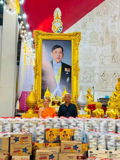 โรงครัวหลวงพ่ออิฏฐ์ วัดจุฬามณี ประกอบอาหารช่วยผู้ประสบอุทกภัย ๑๐ ตุลาคม ๒๕๖๙