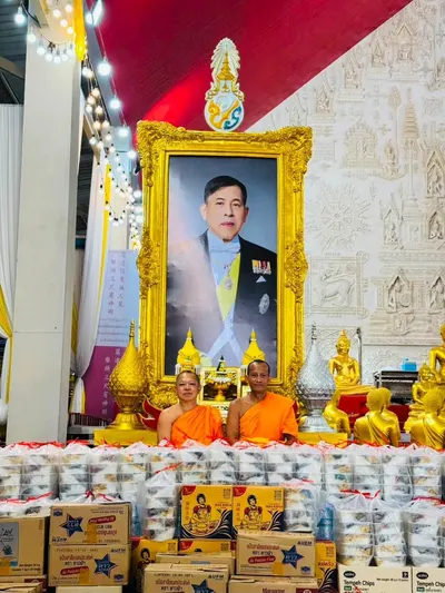 โรงครัวหลวงพ่ออิฏฐ์ วัดจุฬามณี ประกอบอาหารช่วยผู้ประสบอุทกภัย ๑๐ ตุลาคม ๒๕๖๙