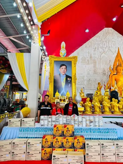 โรงครัวหลวงพ่ออิฏฐ์ วัดจุฬามณี ประกอบอาหารช่วยผู้ประสบอุทกภัย ๑๐ ตุลาคม ๒๕๖๙