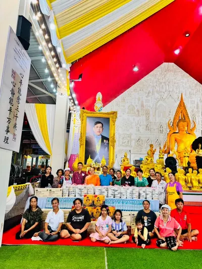 โรงครัวหลวงพ่ออิฏฐ์ วัดจุฬามณี ประกอบอาหารช่วยผู้ประสบอุทกภัย ๑๐ ตุลาคม ๒๕๖๙