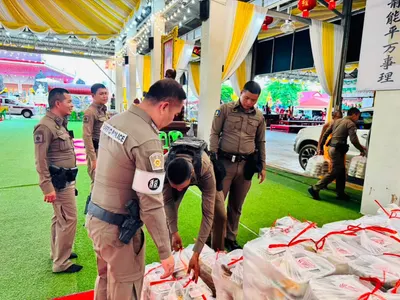 โรงครัวหลวงพ่ออิฏฐ์ วัดจุฬามณี ประกอบอาหารช่วยผู้ประสบอุทกภัย ๑๐ ตุลาคม ๒๕๖๙