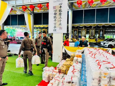 โรงครัวหลวงพ่ออิฏฐ์ วัดจุฬามณี ประกอบอาหารช่วยผู้ประสบอุทกภัย ๑๐ ตุลาคม ๒๕๖๙