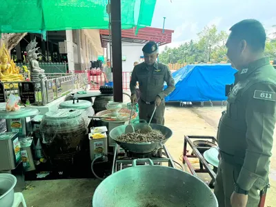 โรงครัวหลวงพ่ออิฏฐ์ วัดจุฬามณี ประกอบอาหารช่วยผู้ประสบอุทกภัย ๑๐ ตุลาคม ๒๕๖๙