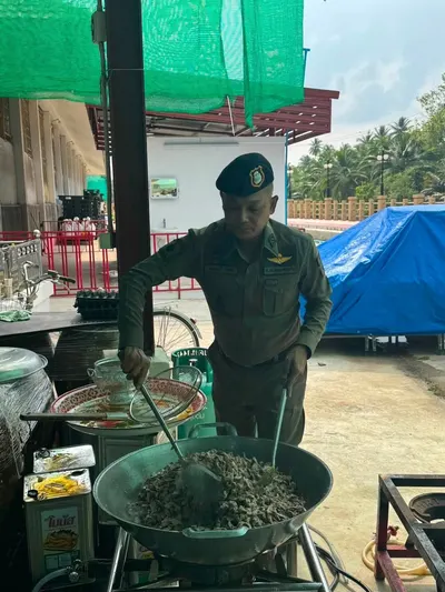 โรงครัวหลวงพ่ออิฏฐ์ วัดจุฬามณี ประกอบอาหารช่วยผู้ประสบอุทกภัย ๑๐ ตุลาคม ๒๕๖๙