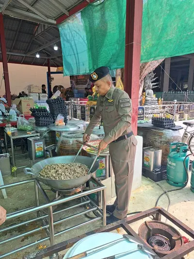 โรงครัวหลวงพ่ออิฏฐ์ วัดจุฬามณี ประกอบอาหารช่วยผู้ประสบอุทกภัย ๑๐ ตุลาคม ๒๕๖๙