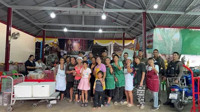 โรงครัวหลวงพ่ออิฏฐ์ วัดจุฬามณี ประกอบอาหารช่วยผู้ประสบอุทกภัย ๑๐ ตุลาคม ๒๕๖๙