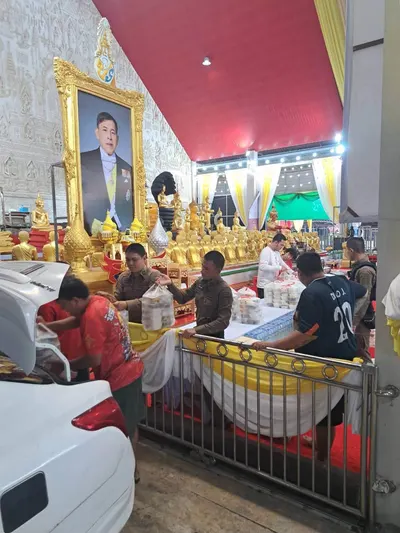 โรงครัวหลวงพ่ออิฏฐ์ วัดจุฬามณี ประกอบอาหารช่วยผู้ประสบอุทกภัย ๑๐ ตุลาคม ๒๕๖๙