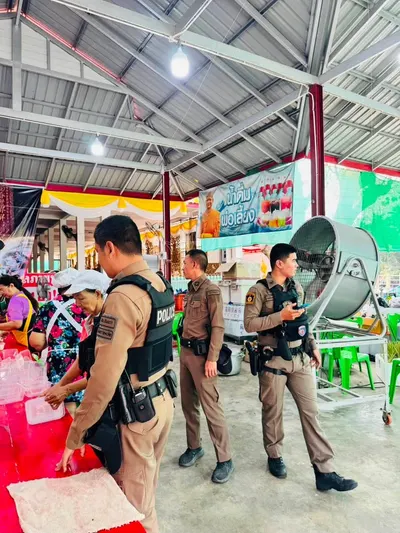 โรงครัวหลวงพ่ออิฏฐ์ วัดจุฬามณี ประกอบอาหารช่วยผู้ประสบอุทกภัย ๑๐ ตุลาคม ๒๕๖๙