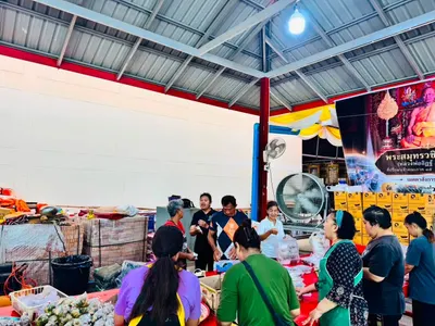 โรงครัวหลวงพ่ออิฏฐ์ วัดจุฬามณี ประกอบอาหารช่วยผู้ประสบอุทกภัย ๑๐ ตุลาคม ๒๕๖๙