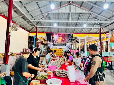 โรงครัวหลวงพ่ออิฏฐ์ วัดจุฬามณี ประกอบอาหารช่วยผู้ประสบอุทกภัย ๑๐ ตุลาคม ๒๕๖๙