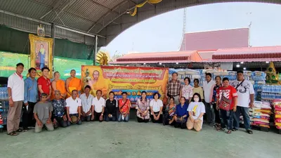 คณะศิษย์และผู้ร่วมบุญถ่ายภาพร่วมกันหน้าป้ายมอบข้าวสาร ณ วัดจุฬามณี