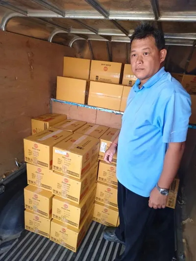 รับมอบและขนส่งบะหมี่เกี๊ยวกุ้งช่วยผู้ประสบอุทกภัย จังหวัดสมุทรสงคราม ๑๖ ตุลาคม ๒๕๖๙