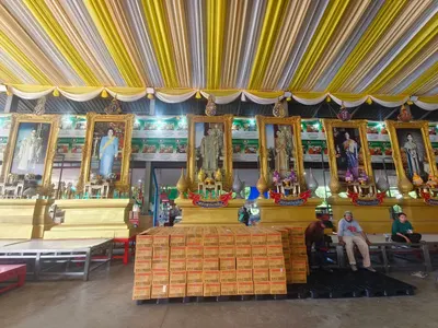 ลังบะหมี่เกี๊ยวกุ้งที่รับมอบ ในศาลาวัดจุฬามณี