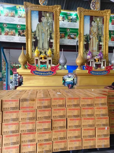 ลังบะหมี่เกี๊ยวกุ้งที่รับมอบ ในศาลาวัดจุฬามณี