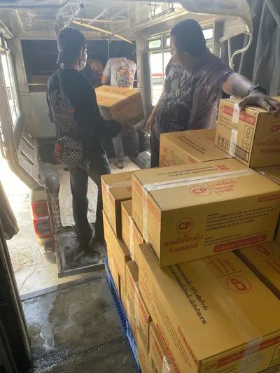 รับมอบและขนส่งบะหมี่เกี๊ยวกุ้งช่วยผู้ประสบอุทกภัย จังหวัดสมุทรสงคราม ๑๖ ตุลาคม ๒๕๖๙