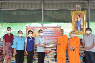 พระครูโสภิตวิริยาภรณ์ (หลวงพ่ออิฏฐ์) มอบข้าวสาร น้ำปลา น้ำดื่ม และไข่ไก่ ให้สำนักงานพระพุทธศาสนาแห่งชาติ นำไปช่วยเหลือผู้ประสบอุทกภัย ๒๑ ตุลาคม ๒๕๖๕