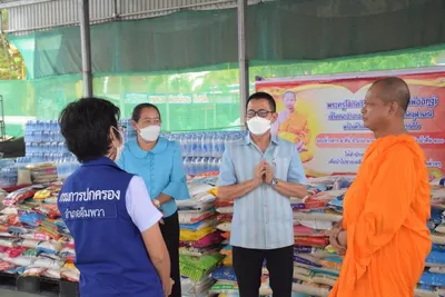 พระครูโสภิตวิริยาภรณ์ (หลวงพ่ออิฏฐ์) มอบข้าวสาร น้ำปลา น้ำดื่ม และไข่ไก่ ให้สำนักงานพระพุทธศาสนาแห่งชาติ นำไปช่วยเหลือผู้ประสบอุทกภัย ๒๑ ตุลาคม ๒๕๖๕