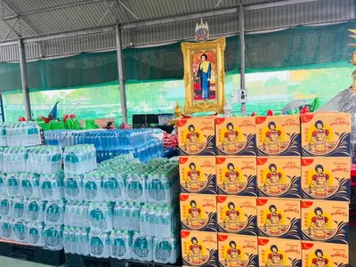 พระครูโสภิตวิริยาภรณ์ (หลวงพ่ออิฏฐ์) มอบข้าวสาร น้ำปลา น้ำดื่ม และไข่ไก่ ให้สำนักงานพระพุทธศาสนาแห่งชาติ นำไปช่วยเหลือผู้ประสบอุทกภัย ๒๑ ตุลาคม ๒๕๖๕