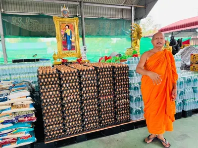 พระครูโสภิตวิริยาภรณ์ (หลวงพ่ออิฏฐ์) มอบข้าวสาร น้ำปลา น้ำดื่ม และไข่ไก่ ให้สำนักงานพระพุทธศาสนาแห่งชาติ นำไปช่วยเหลือผู้ประสบอุทกภัย ๒๑ ตุลาคม ๒๕๖๕